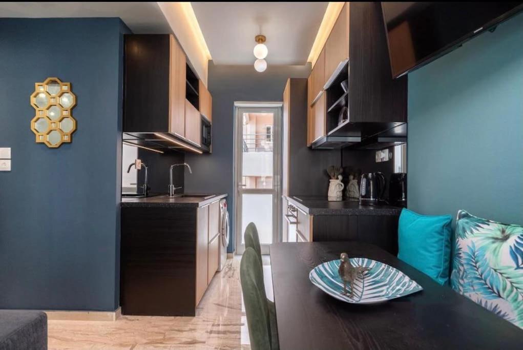 Artistic Apt In Vibrant Gazi With Large Terrace By Ghh Атина Екстериор снимка
