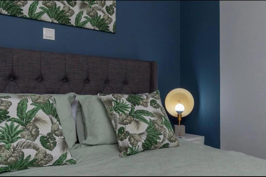 Artistic Apt In Vibrant Gazi With Large Terrace By Ghh Атина Екстериор снимка